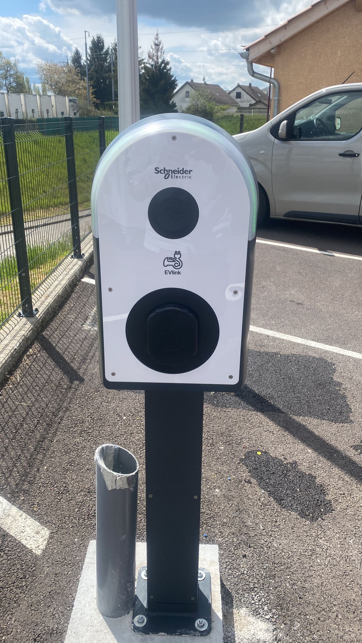 Borne de recharge IRVE Schneider installée par Fusion SAS